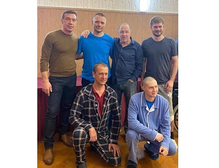 Владимир Стеклов и Олег Чернов посетили госпиталь с российскими военнослужащими