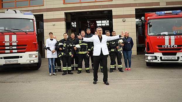 В честь 25-летия гимна столицы пожарные и спасатели исполнили песню «Дорогая моя столица, золотая моя Москва!»