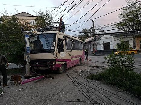 В Симферополе автобус врезался в столб