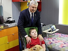 Владимир Мякуш вручил частично парализованному мальчику Леве специализированную коляску