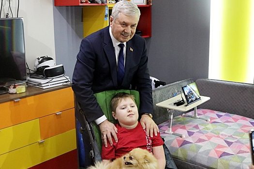 Владимир Мякуш вручил частично парализованному мальчику Леве специализированную коляску