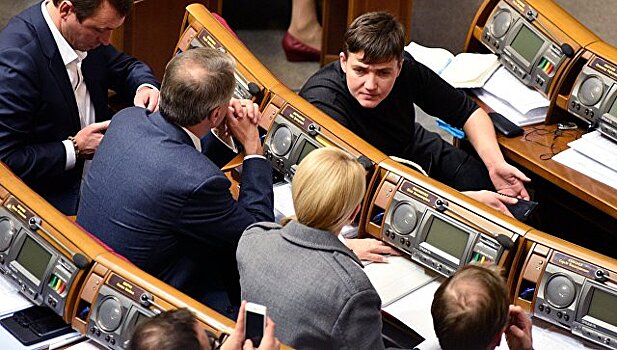 Украинский депутат попросил отсадить от него Савченко