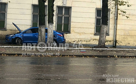 В центре Курска иномарка влетела в здание воинской части (ВИДЕО)