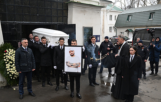 Белоснежный гроб с телом Паши Техника доставили на Николо-Архангельское кладбище
