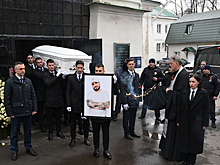 Белоснежный гроб с телом Паши Техника доставили на Николо-Архангельское кладбище