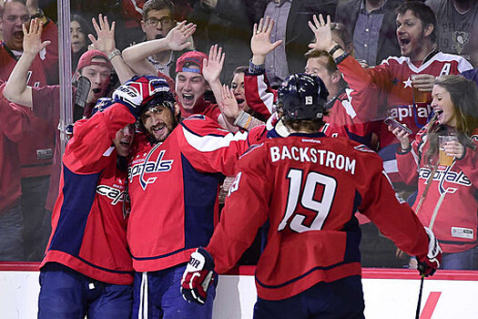 Александр Овечкин (в центре) стал первым в клубной истории «Вашингтона» и четвертым российским хоккеистом в НХЛ, набравшим в регулярных чемпионатах 1000 баллов