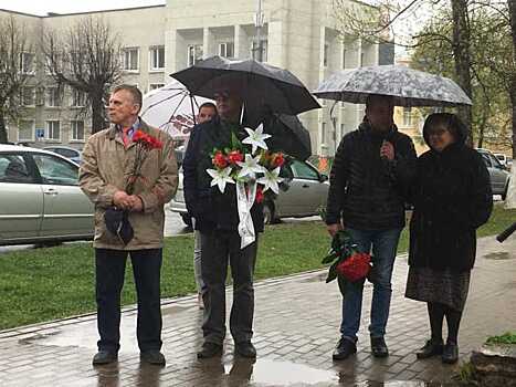 Эстонская делегация традиционно высадила анютины глазки на мемориале в Кингисеппе