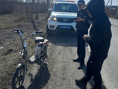 Двое кузбассовцев попались правоохранителям на вождении без прав