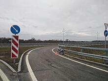 По дороге в Храброво скутер врезался в бордюр, водителя госпитализировали