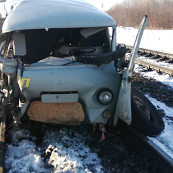 Два человека погибли в ДТП на железнодорожном переезде в Кузбассе