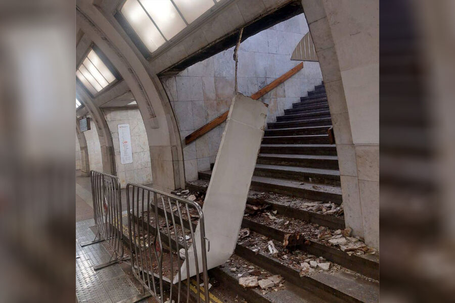 На станции Третьяковская обрушился карниз одного из переходов