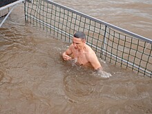 Крещенские купания в Сочи отменили из-за двухметровых волн
