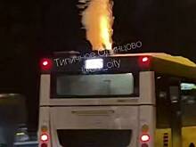 МВД проводит проверку после того, как подростки запустили салют с крыши автобуса