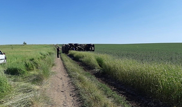 В Волгоградской области на проселочной дороге опрокинулся КамАЗ