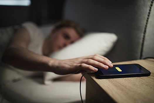 Российский врач напомнила, почему опасно спать рядом со смартфоном