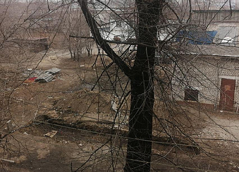 Жителям Благовещенска мешает гора шифера, которую не убирают три года