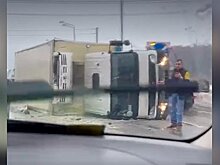 Перевернувшийся грузовик в Москве попал на видео