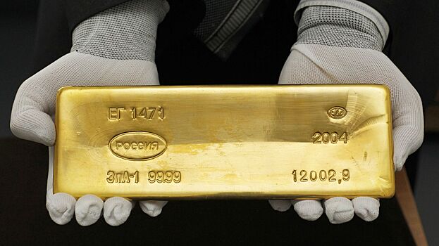 Почему золото рекордно подорожало на фоне мирового падения доллара