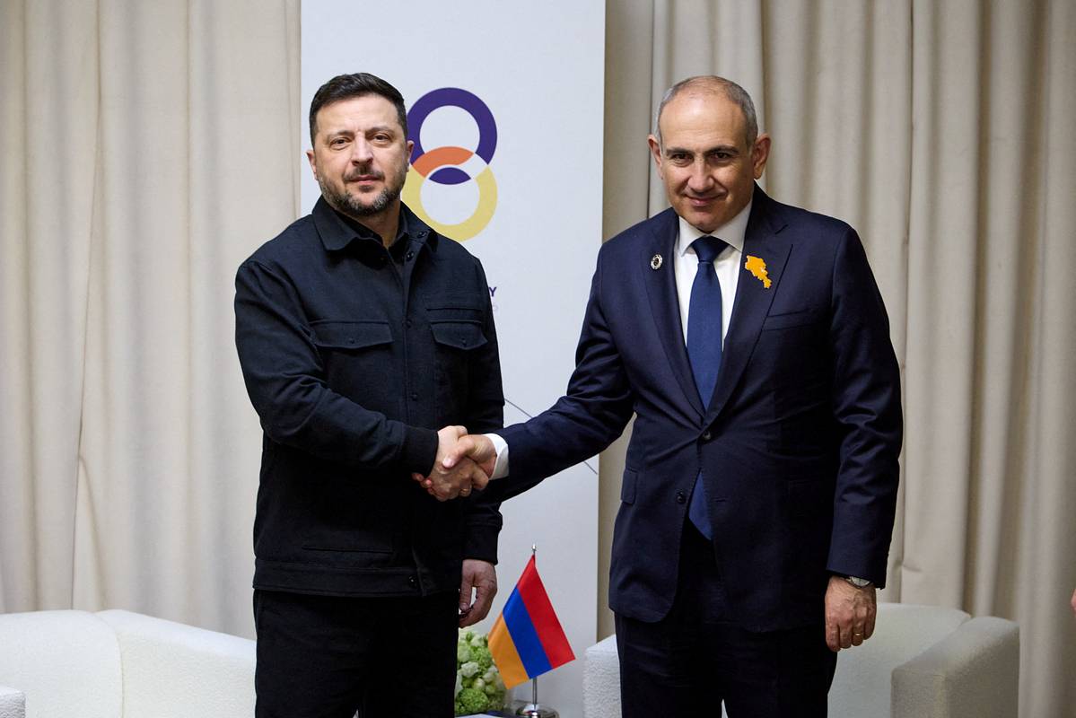Захарова прокомментировала общение Зеленского и Пашиняна на английском