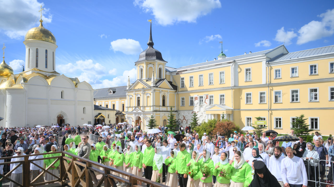 В Троицкий собор выстроилась очередь из паломников