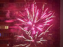 Неизвестные закидали автомобили петардами в новогоднюю ночь в Москве