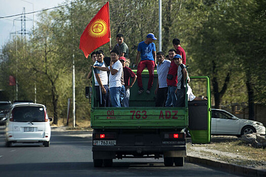 В парламенте Киргизии предложили не выпускать из страны молодых девушек и неслуживших мужчин