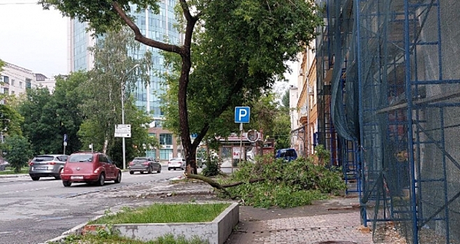 В Екатеринбурге из-за сильного ливня с грозой начался хаос