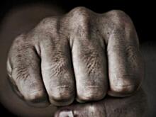 В Петрозаводске толпа избила мужчину, заступившегося за подростка