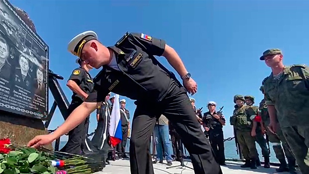 В порту Мариуполя открыли мемориал в честь погибших при освобождении города моряков