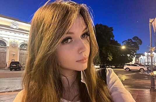 В Сети обсуждают девушку m0NESY — вот как она выглядит