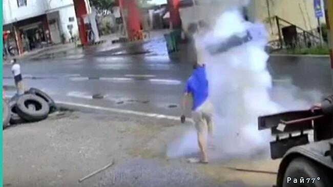 Работник шиномонтажа пережил взрыв покрышки