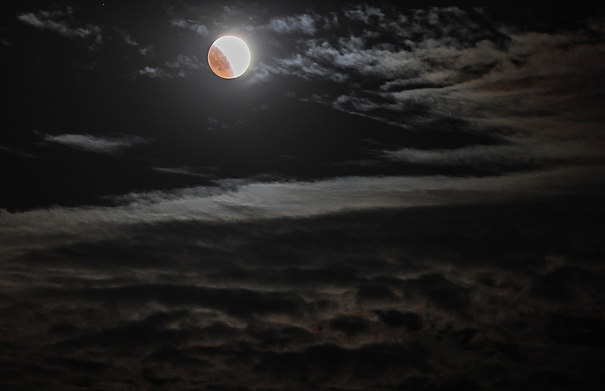 Луна во время затмения над мысом Меганом в Крыму