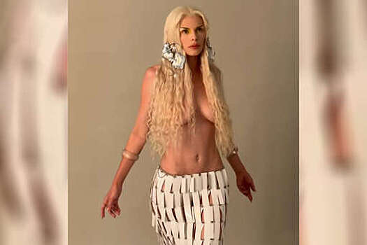 Модель Джулия Фокс снялась в юбке и без бюстгальтера для глянца