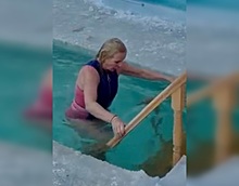 Вице-мэр Новосибирска Анна Терешкова окунулась в ледяную воду на Крещение