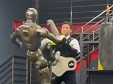 Гуманоидный робот избил собственного создателя в Китае