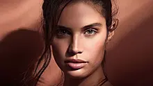 Модель Victoria's Secret поделилась откровенными снимками на пляже