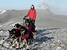 Россиянка на собачьей упряжке покорила вулкан на Курилах