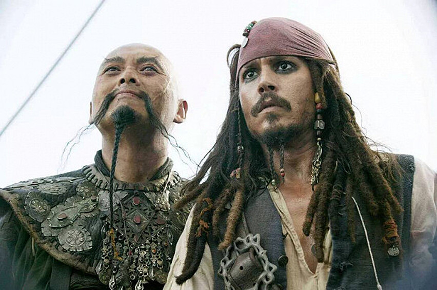 Одну из ролей в третьих "Пиратах Карибского моря" сыграл китайский актер Чоу Юньфат. Но цензоры посчитали показанный образ китайского пирата оскорбительным для азиатской культуры. Большинство сцен с ним в китайском прокате было вырезано. 