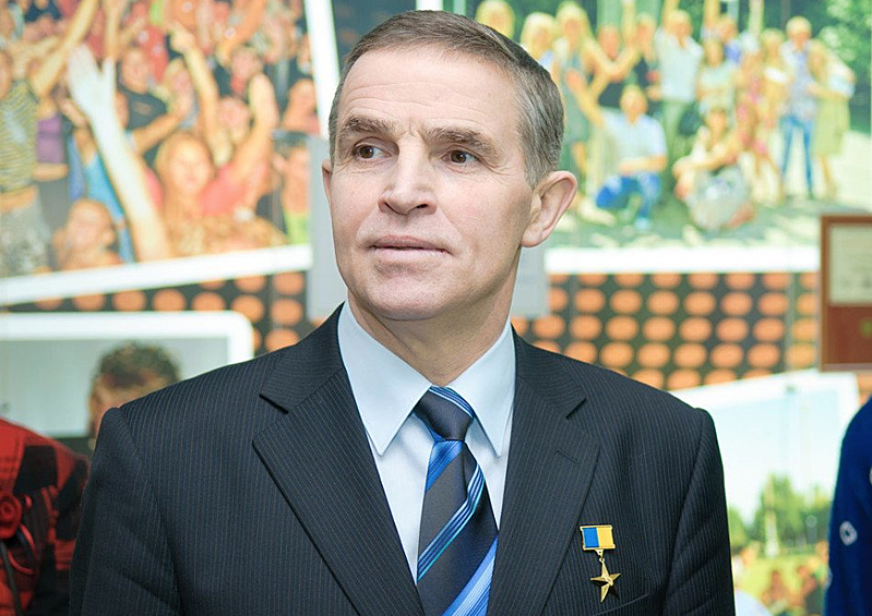 После полета он был депутатом Верховной Рады (с 2002 по 2006 годы), советником премьер-министра по авиации и космонавтике и инспектором министерства обороны