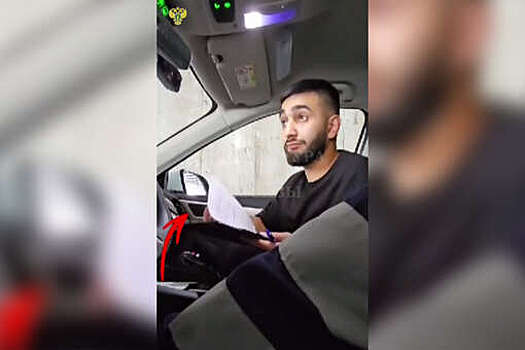 Появилось видео, как москвич на Mercedes дает взятку сотруднику ДПС