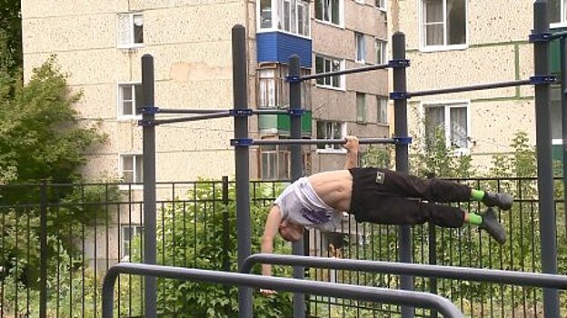 Во дворе школы № 52 обустроили многофункциональную площадку