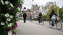 В Амстердаме запретили ездить по велодорожкам на мопедах