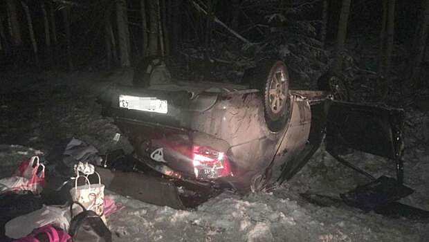 В Белохолуницком районе «Лада Гранта» опрокинулась в кювет: пострадали два человека