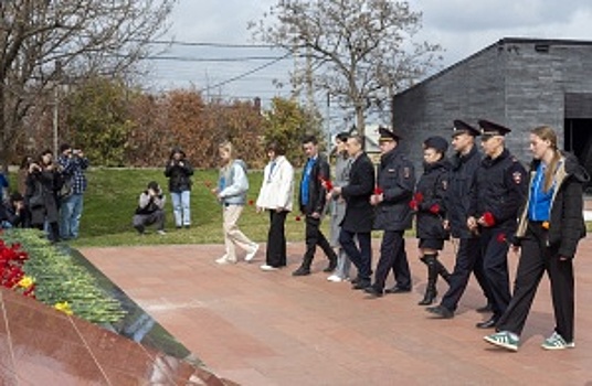 Общественники и транспортные полицейские Крыма почтили память погибших жителей Хатыни в акции «Свеча Памяти – Вечный Огонь»