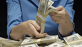 Экономист: США могут способствовать возврату РФ к расчетам в долларах