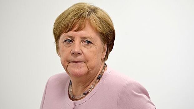Меркель перед переговорами с премьером КНР сидя прослушала гимны двух стран