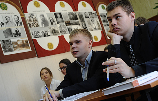 Медведев призвал отказаться от учебы в школах в две смены