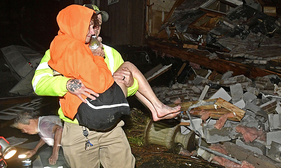 По данным спасательной службы, во время торнадо поступили более 400 вызовов экстренной помощи. По меньшей мере 156 человек госпитализированы.