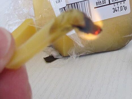 Проверка качества: в Сети массово проверяют сыр на воспламеняемость