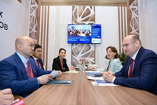 На ПМЭФ врио губернатора Оренбуржья встретился с послом Республики Казахстан